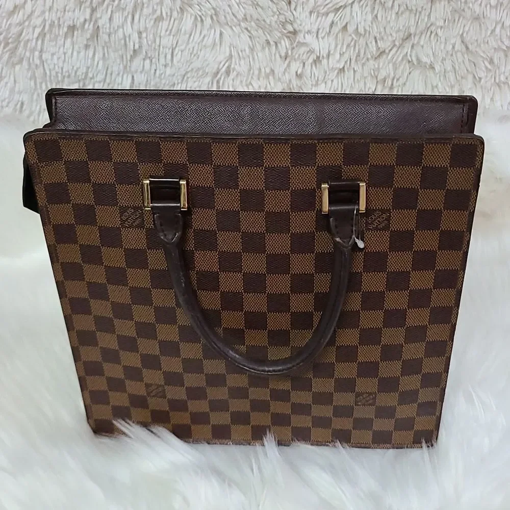 💯 Authentic Louis Vuitton DE Handbag 🍀